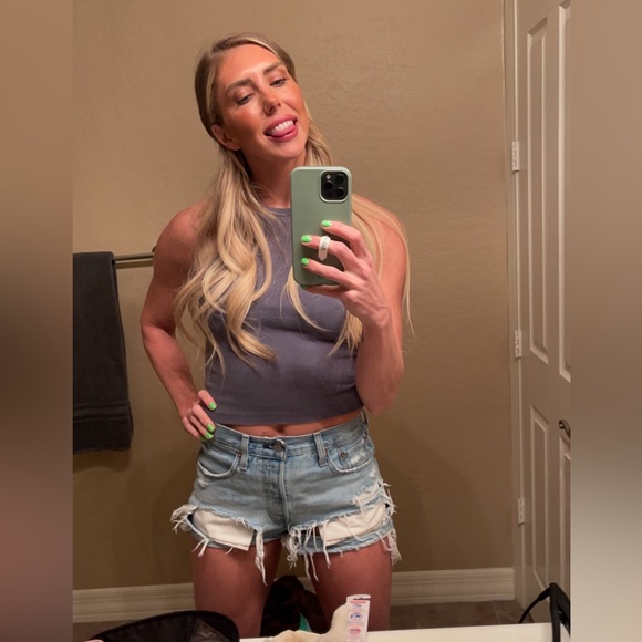 Meet your Posher, Lauren - Picture 7 of 8